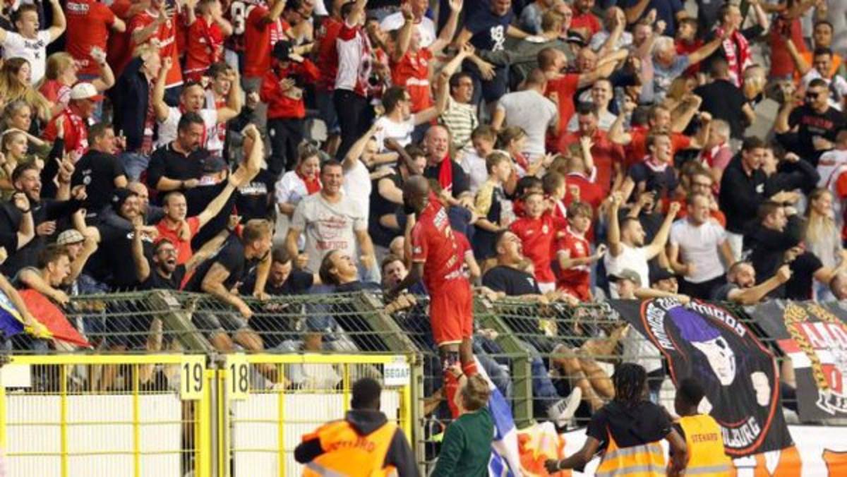 Su equipo no lo quiere vender, se va al entreno con la camisa del rival y todo acaba en pelea