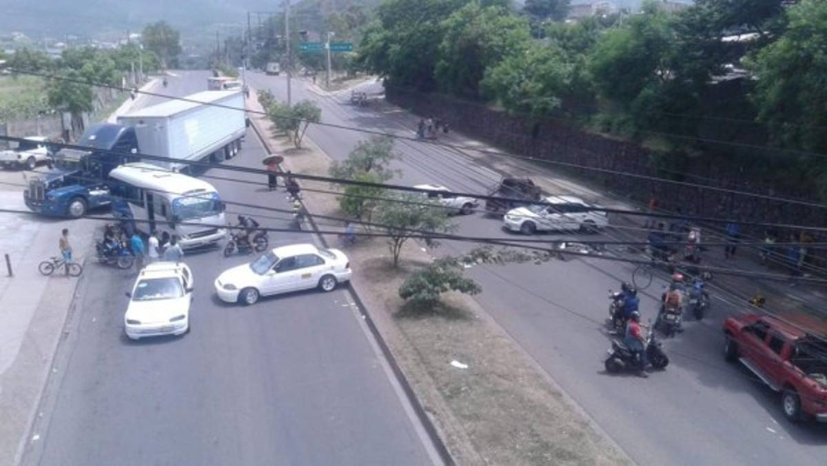 FOTOS: Carreteras bloqueadas por paro de transportistas de Honduras