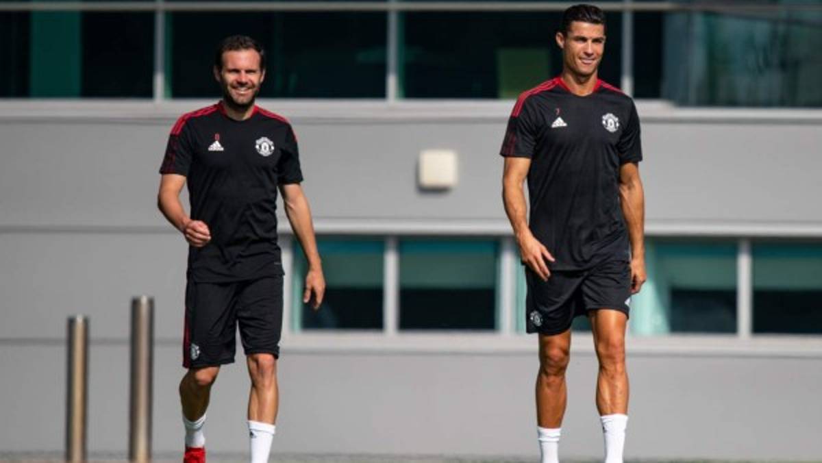 Imponente llegada y charla con el DT: Así fue el primer entrenamiento de Cristiano Ronaldo con el United  