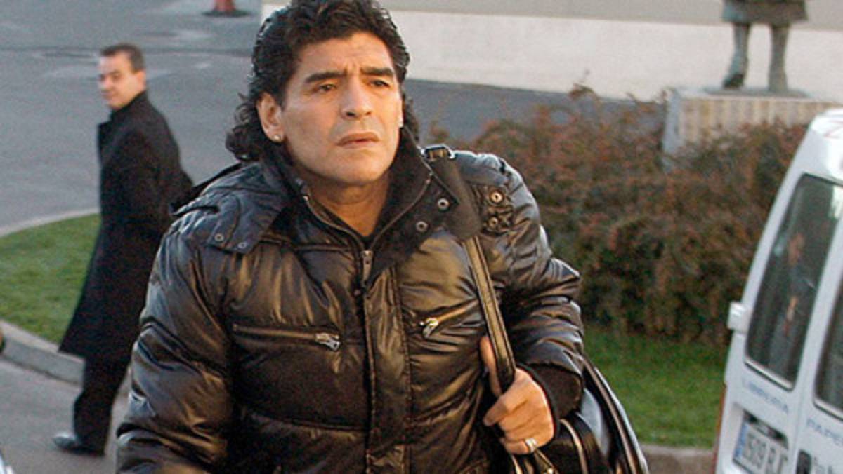 Maradona llega a Italia donde tiene pendiente una deuda fiscal