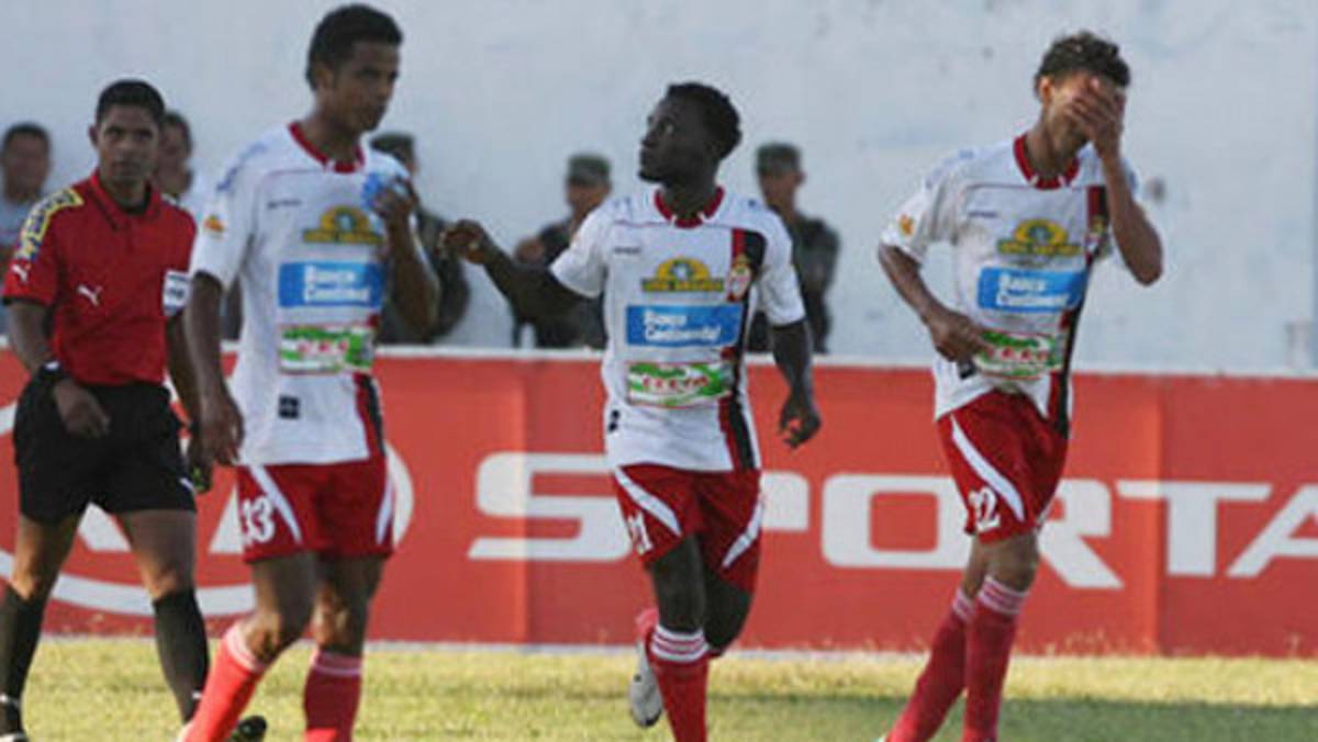 Real Sociedad golea a Vida y es líder del torneo