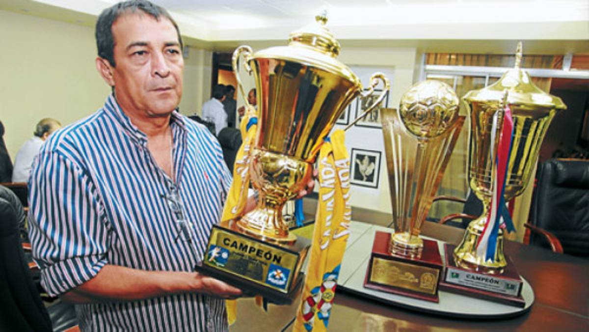 Juan Carlos Espinoza celebra el tetra con humildad