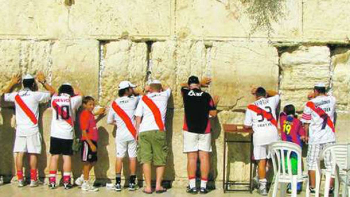 Hinchas de River Plate visitaron el Muro de los Lamentos