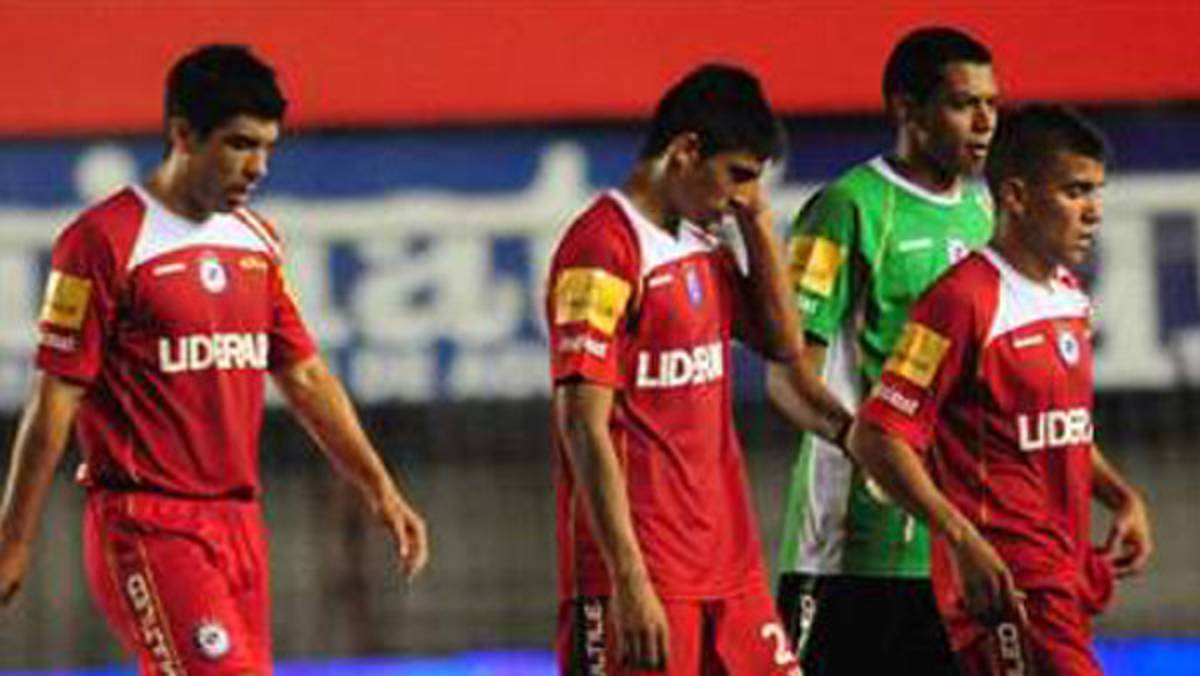 VIDEO: Portero recibe dos goles de casi medio campo en mismo juego