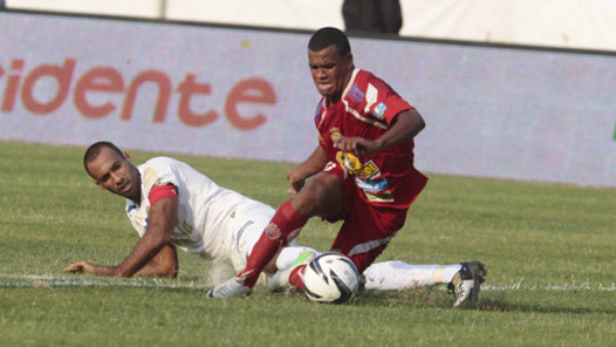 Árbitro Armando Castro le perdonó la roja a Fabio de Souza