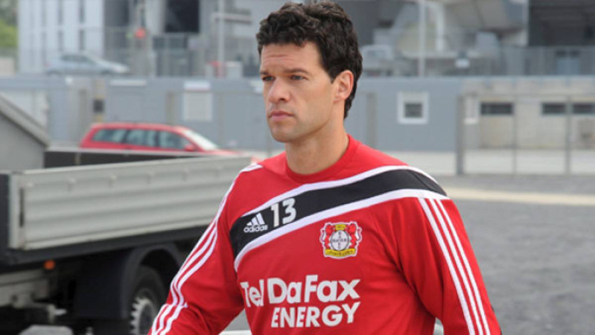 Michael Ballack volverá a jugar hasta el 2011