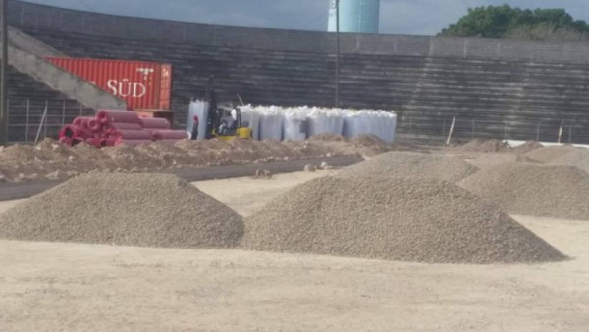 ¡Una belleza! De ser un potrero a tener cancha sintética; así han transformado el estadio de La Paz