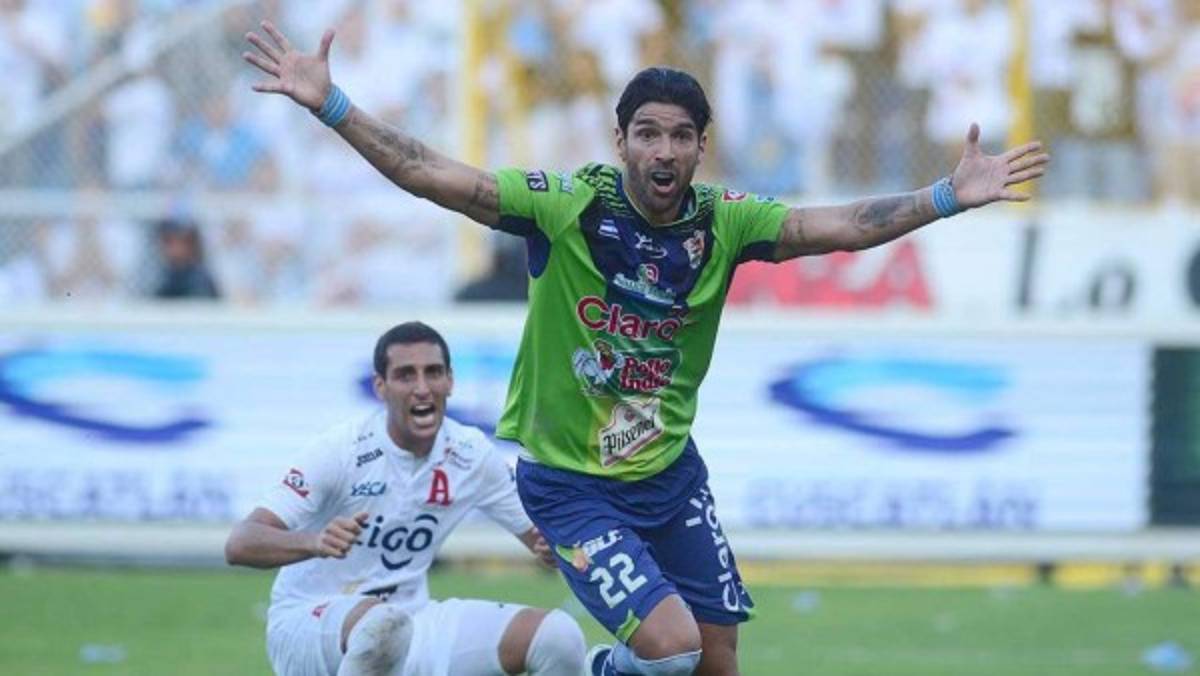 'El loco' Abreu impone récord Guinness tras vestir 26 camisetas distintas en su carrera