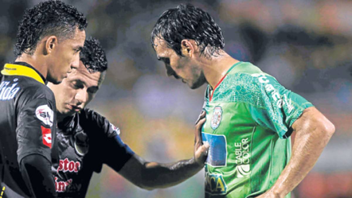 El pique entre dos jugadores previo al Marathón-Real España