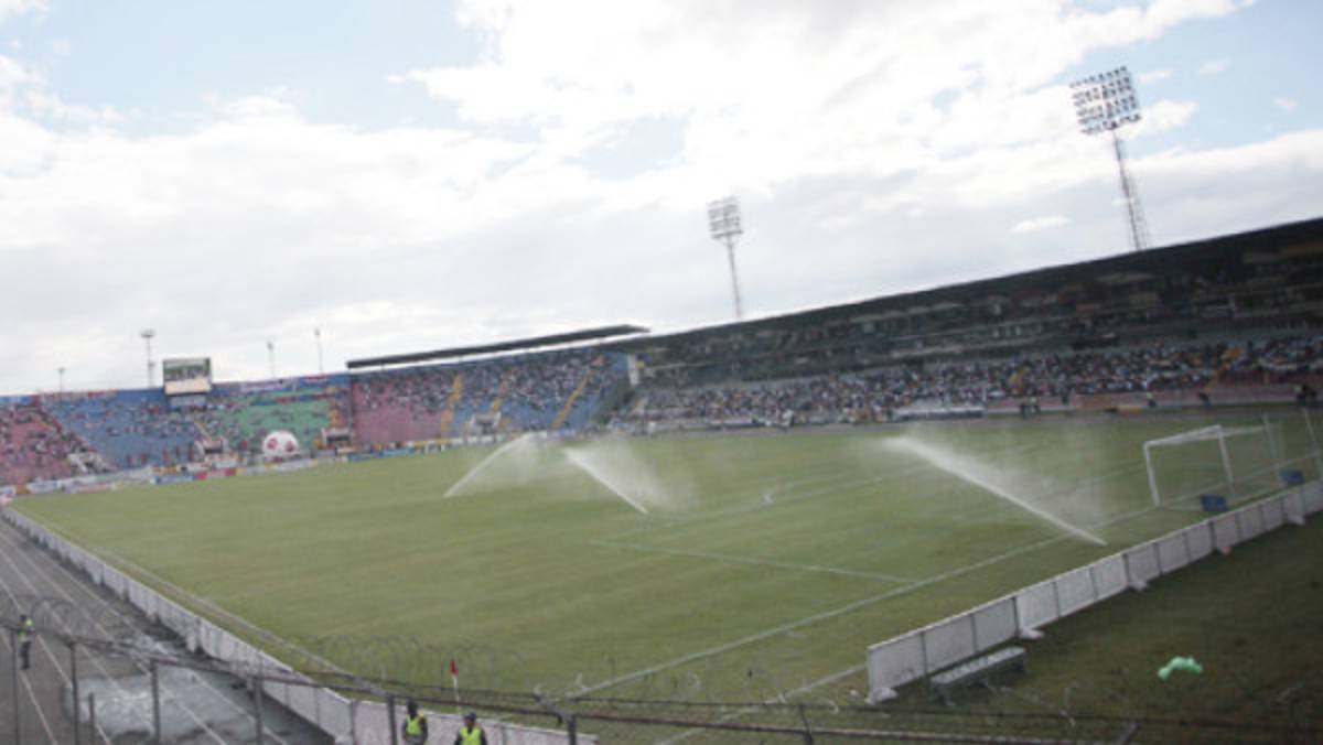 En Real España arremeten porque les mandaron a regar la cancha