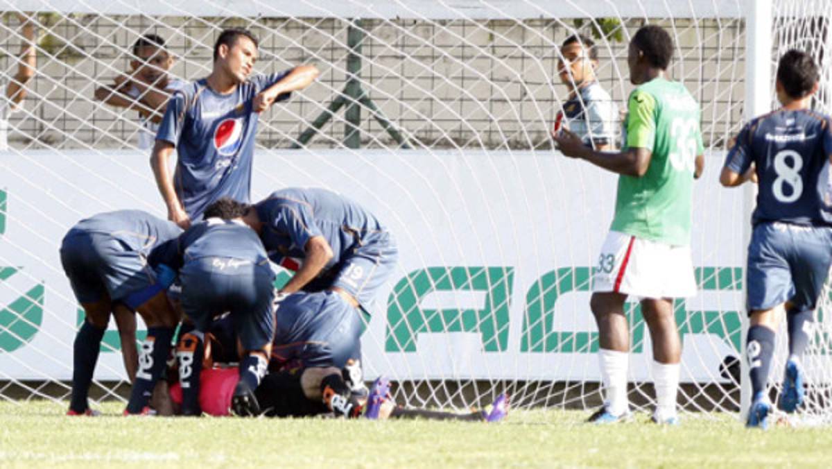 Mitchel Brown es citado por la Comisión