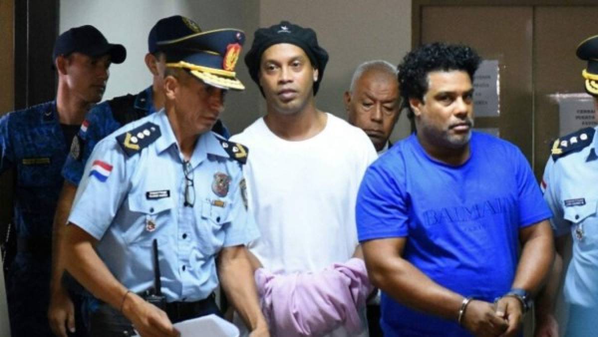 FOTOS: Así salió Ronaldinho de la cárcel para cumplir arresto domiciliario en lujoso hotel