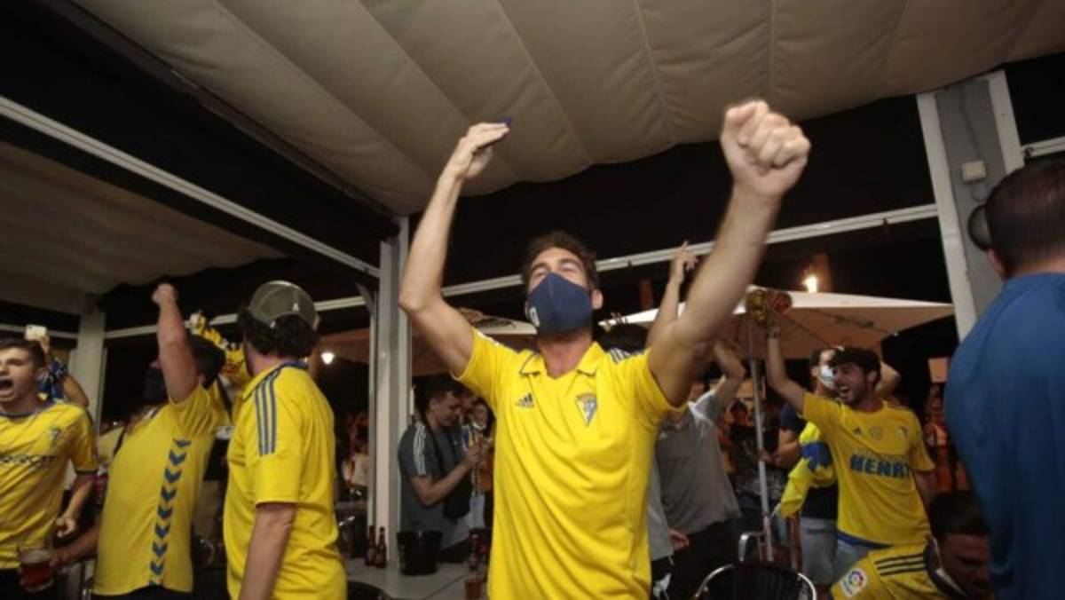 Locura total: Así festejaron los aficionados el ascenso del Cádiz y Choco Lozano en España ¿Y el COVID-19?   