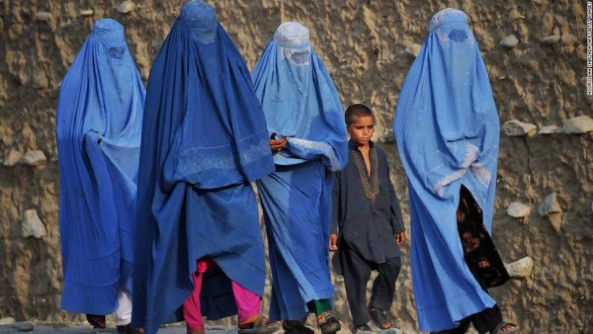 Impedimentos inhumanos: Las 29 desgarradoras prohibiciones de los Talibanes a las mujeres en Afganistán