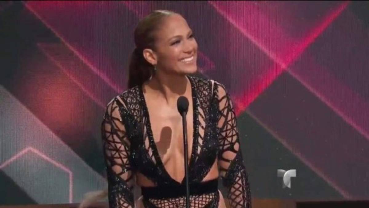 La ardiente Jennifer López, novia de Alex Rodríguez, deslumbra en los premios Billboard