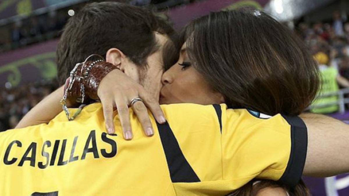 Casillas y Sara Carbonero cambian el beso por un abrazo