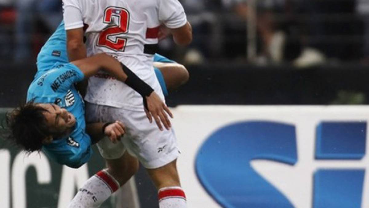 Neymar regatea a un rival y lo paga caro