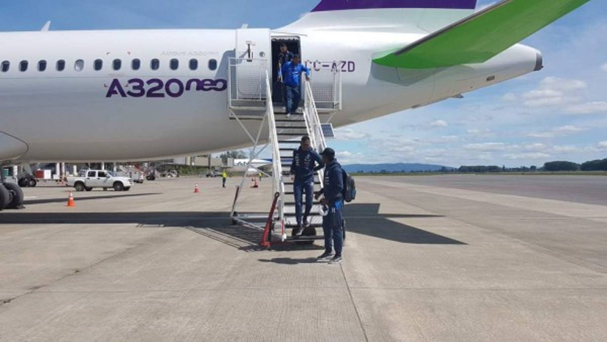 Honduras arriba a Temuco en vuelo chárter para enfrentar a Chile
