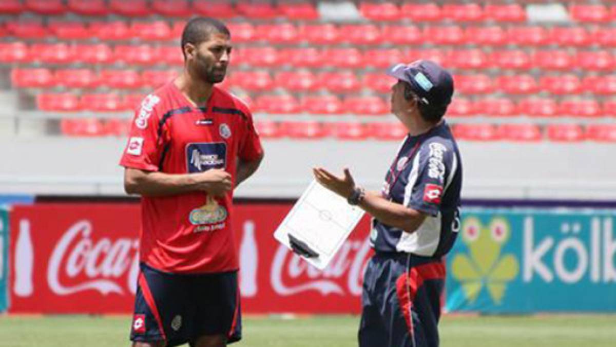 Delantero tico Álvaro Saborio no viaja a Jamaica por lesión