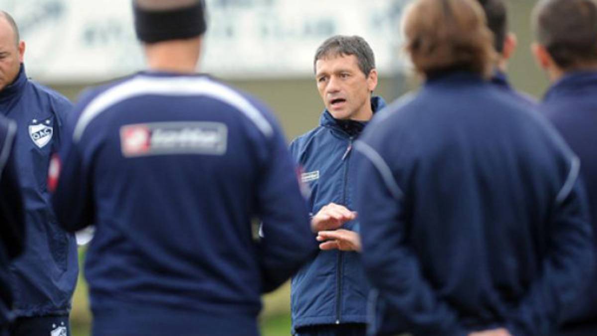 Técnico de Quilmes agrede a aficionado y renuncia