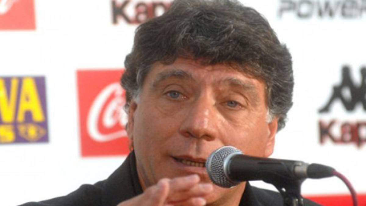 El técnico Miguel Brindisi fue asaltado mientras daba una entrevista