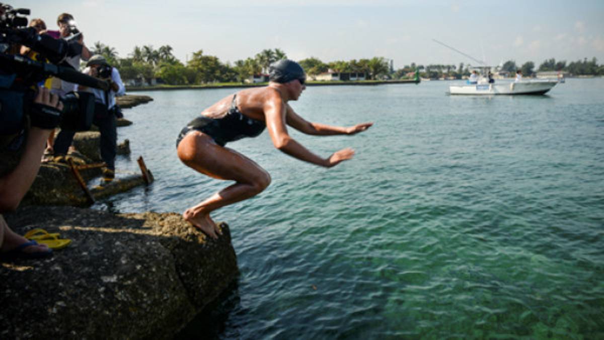 Australiana nada estrecho de la Florida sin protección contra tiburones