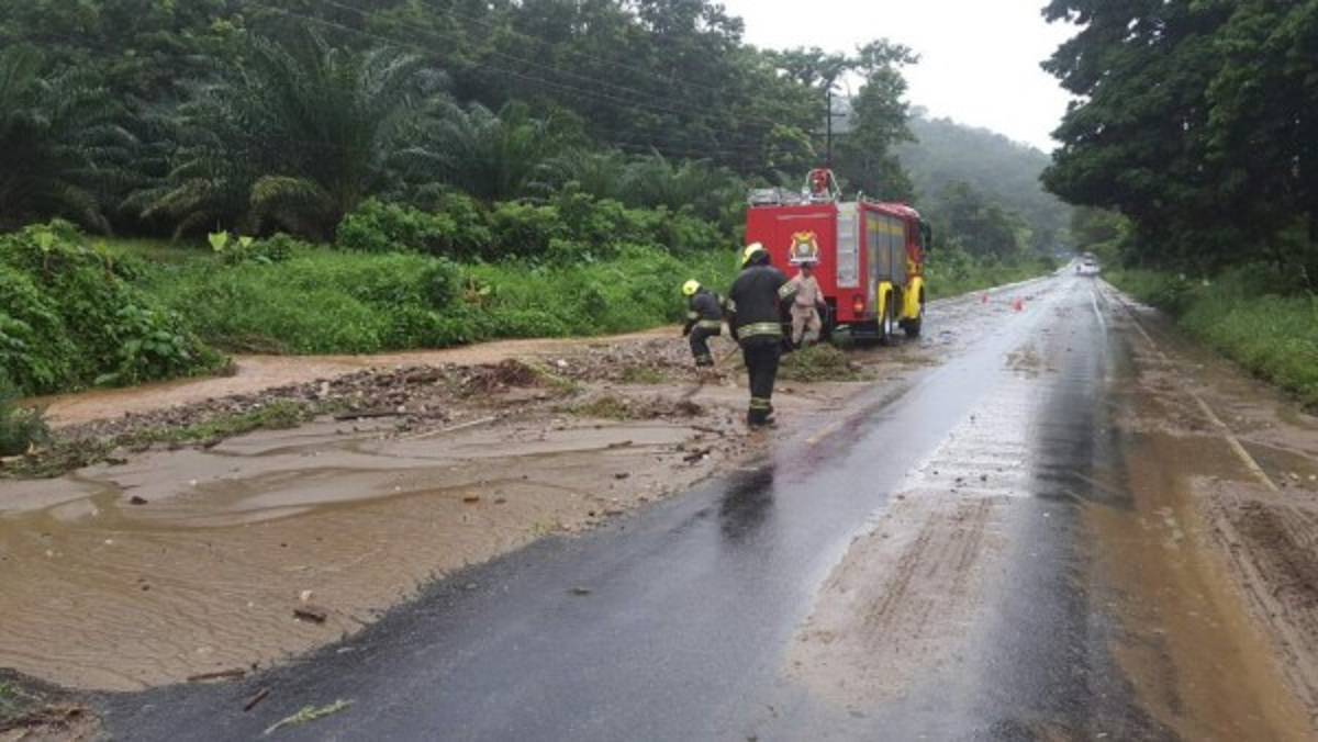 El impactante rescate de un niño sobre las bravas aguas de un río en Omoa