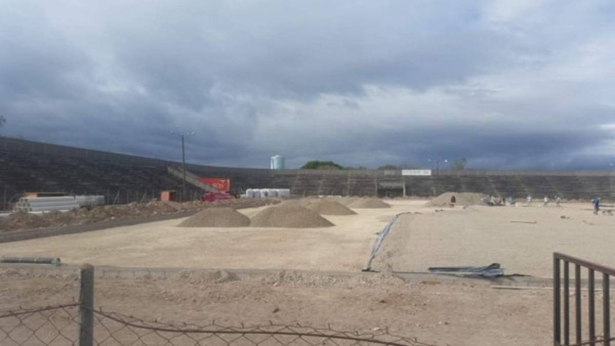 ¡Una belleza! De ser un potrero a tener cancha sintética; así han transformado el estadio de La Paz
