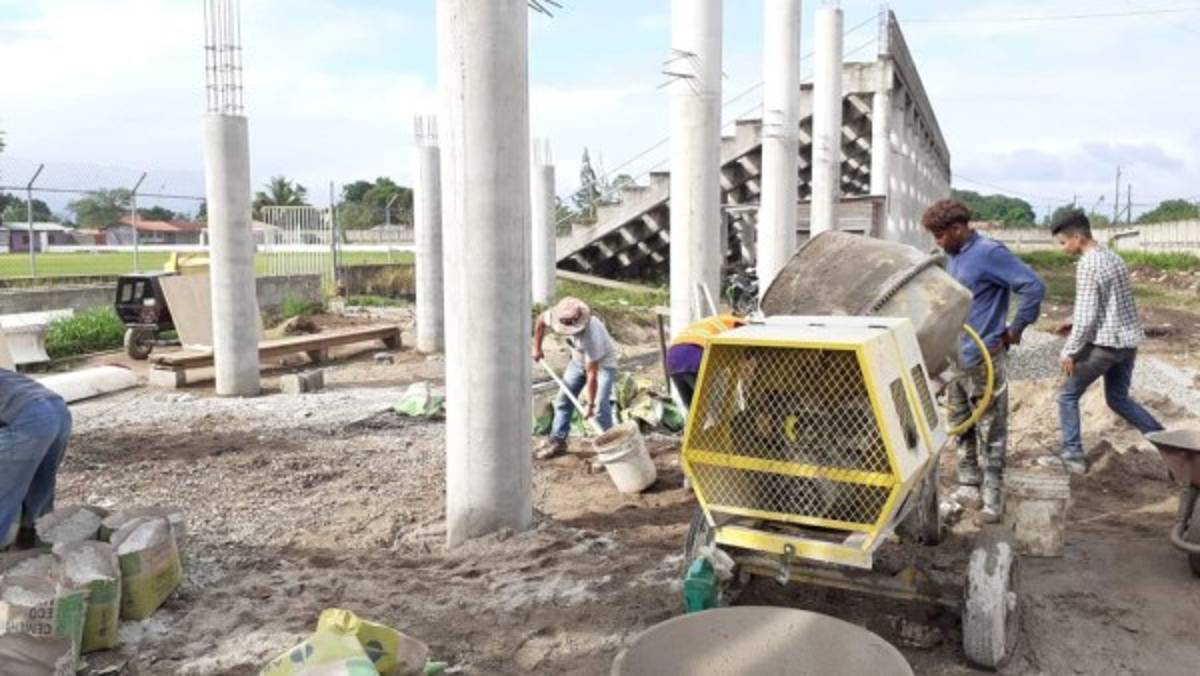 Nueva gradería, sala de conferencia y mejor cancha: Así va quedando el estadio de Tocoa