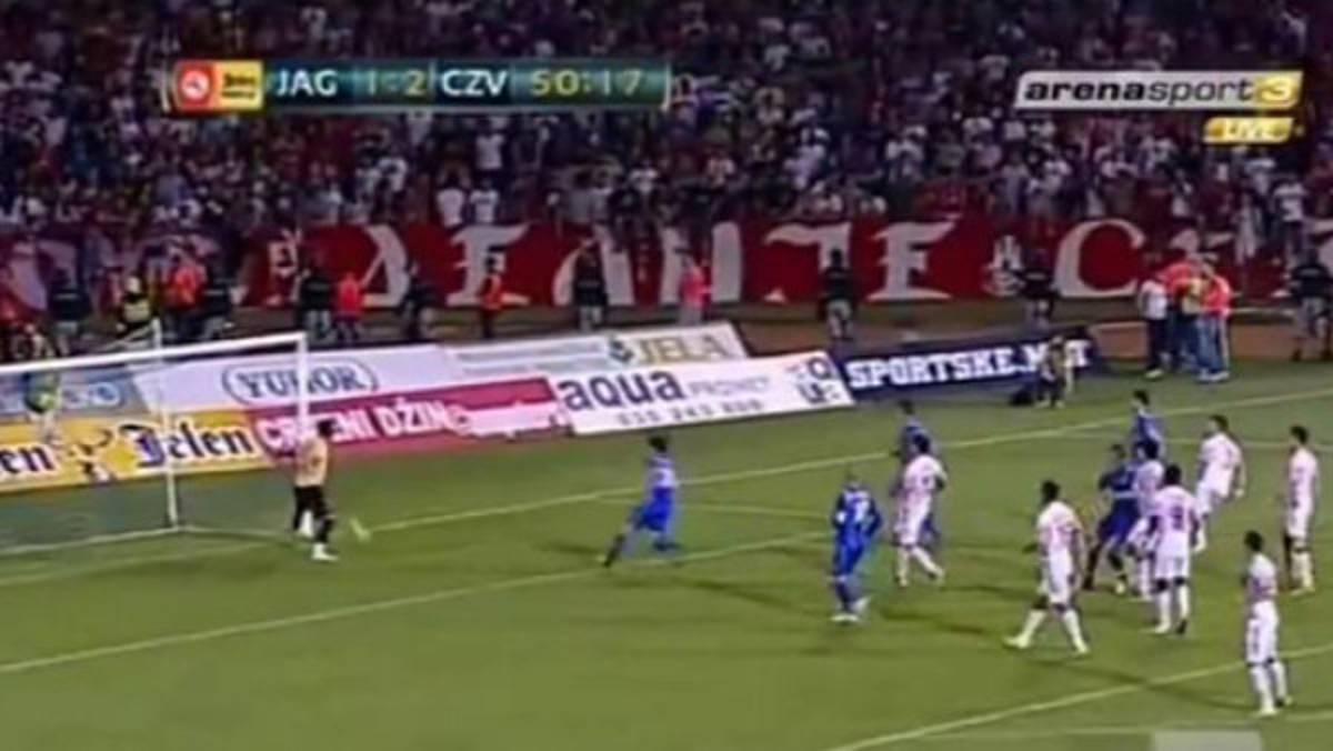 VIDEO: Portero del Estrella Roja se confía y le anotan increíble gol