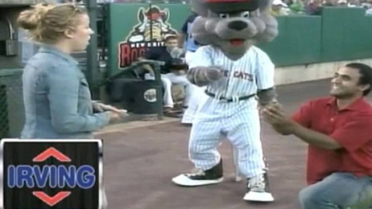 VIDEO: Rechaza propuesta de matrimonio en un estadio de béisbol