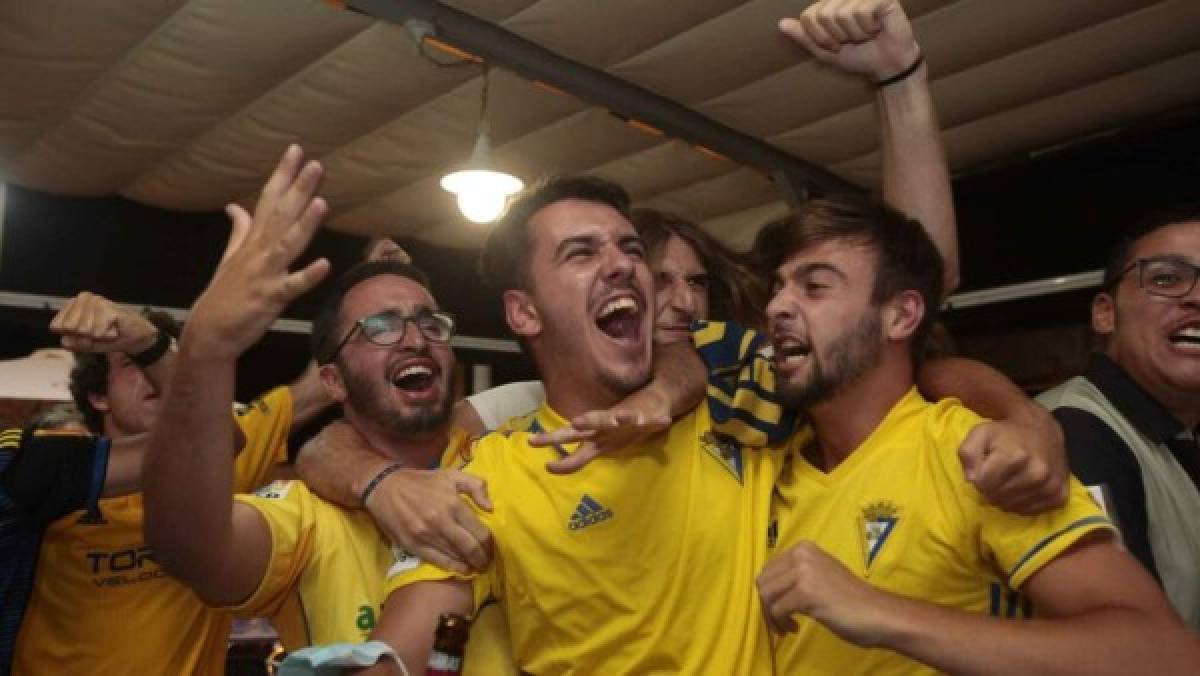 Locura total: Así festejaron los aficionados el ascenso del Cádiz y Choco Lozano en España ¿Y el COVID-19?   