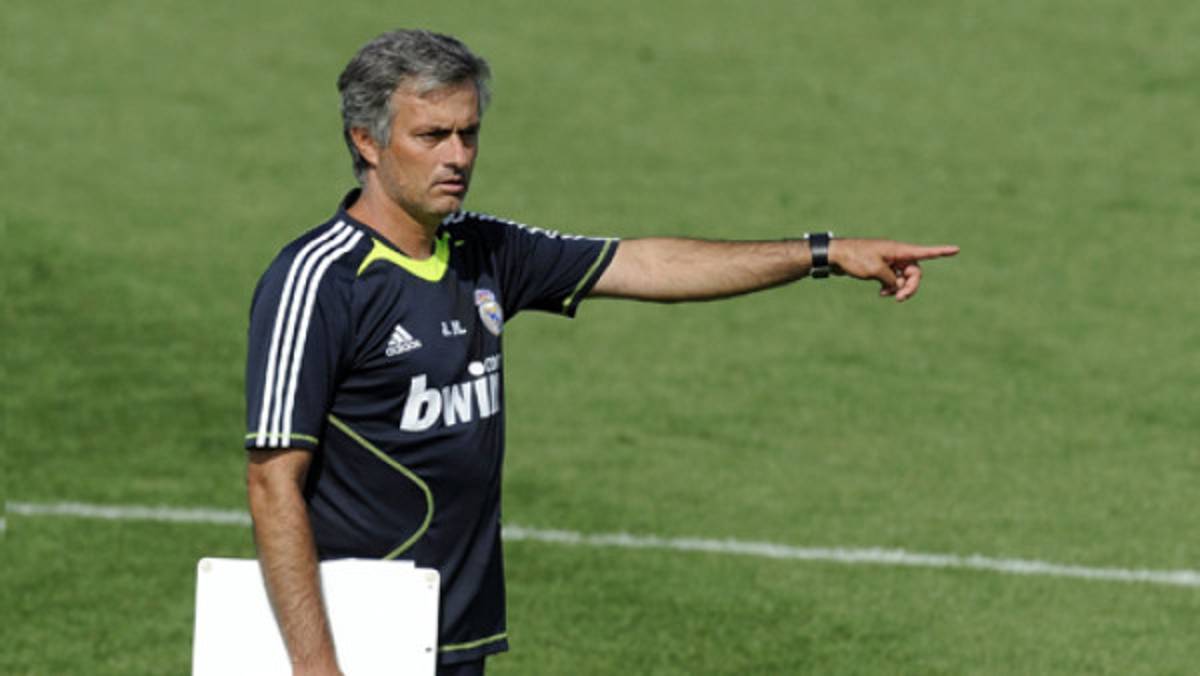 Mourinho comienza a encajar piezas para el duelo ante el Sevilla