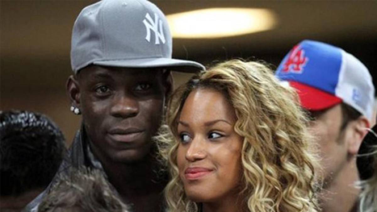 VIDEO: Balotelli se vuelve loco con su novia celebrando los goles del Milan