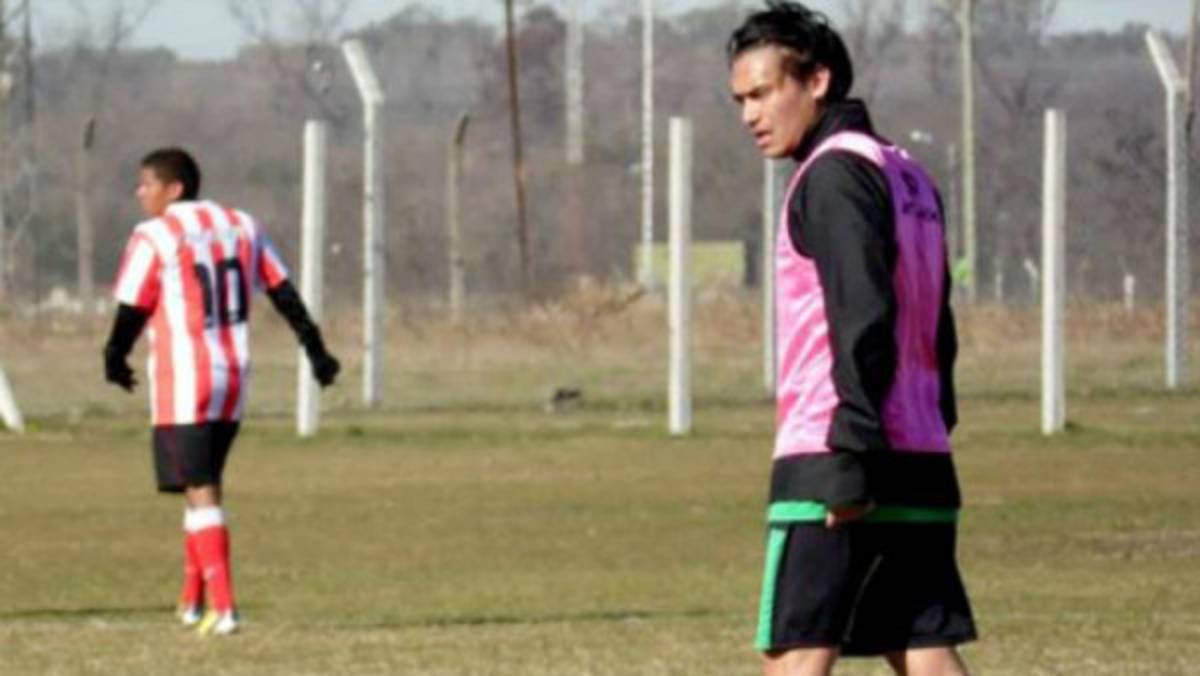 Futbolista argentino se desvanece en pleno juego y luego muere