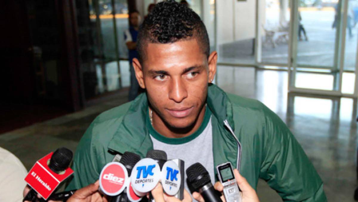 ¡Carlo Costly tiene una alerta migratoria!