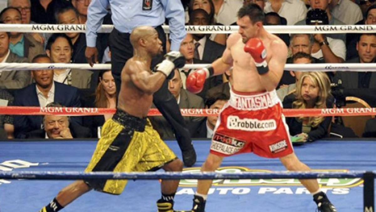 Floyd Mayweather Jr. mantuvo su invicto y el título