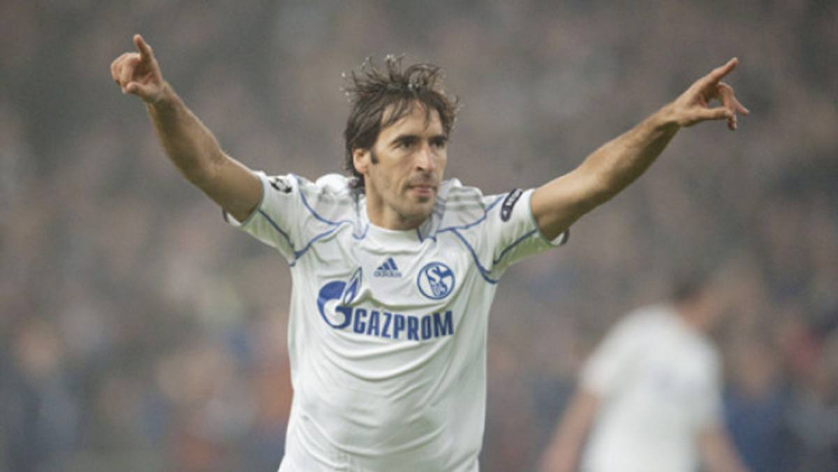 Schalke 04 plantea extenderle el contrato a Raúl