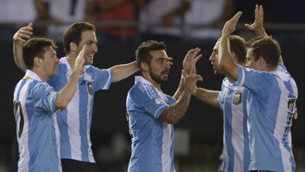 Argentina golea a Venezuela y asegura el liderato