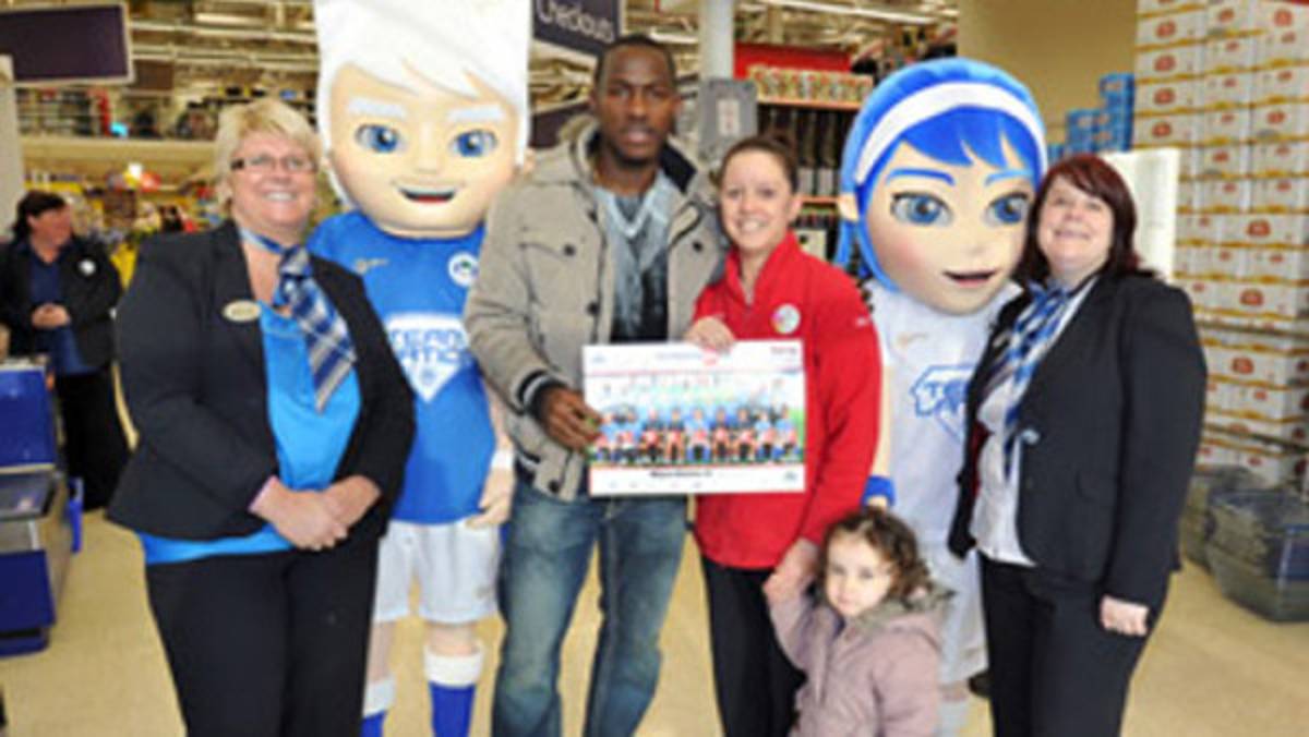 Maynor Figueroa se reúne con sus fans y firma autógrafos