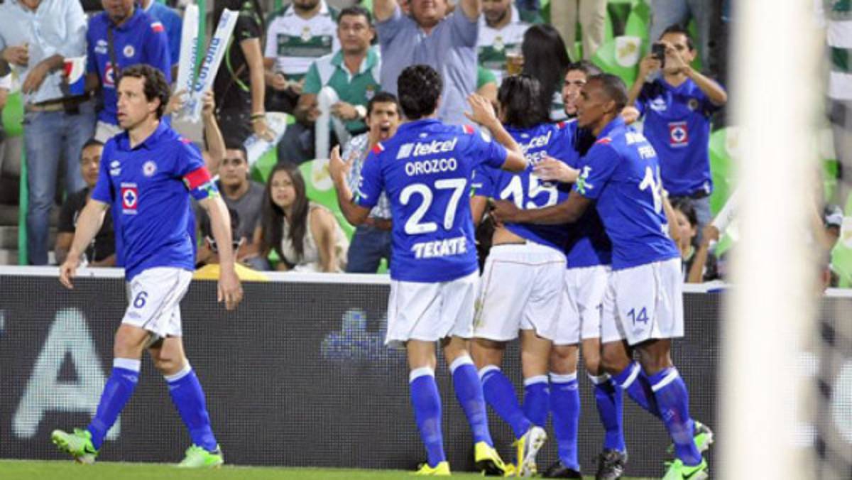 Cruz Azul aplasta a Santos y pone un pie en la final del fútbol mexicano