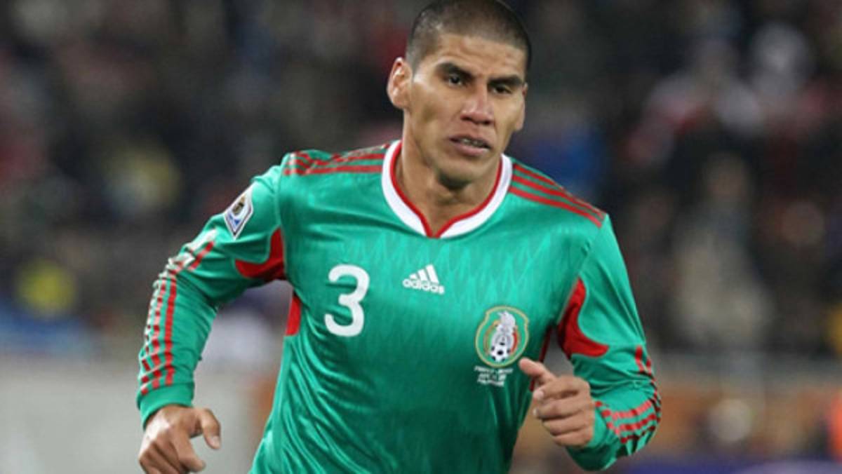 Travesti delata a Carlos Salcido