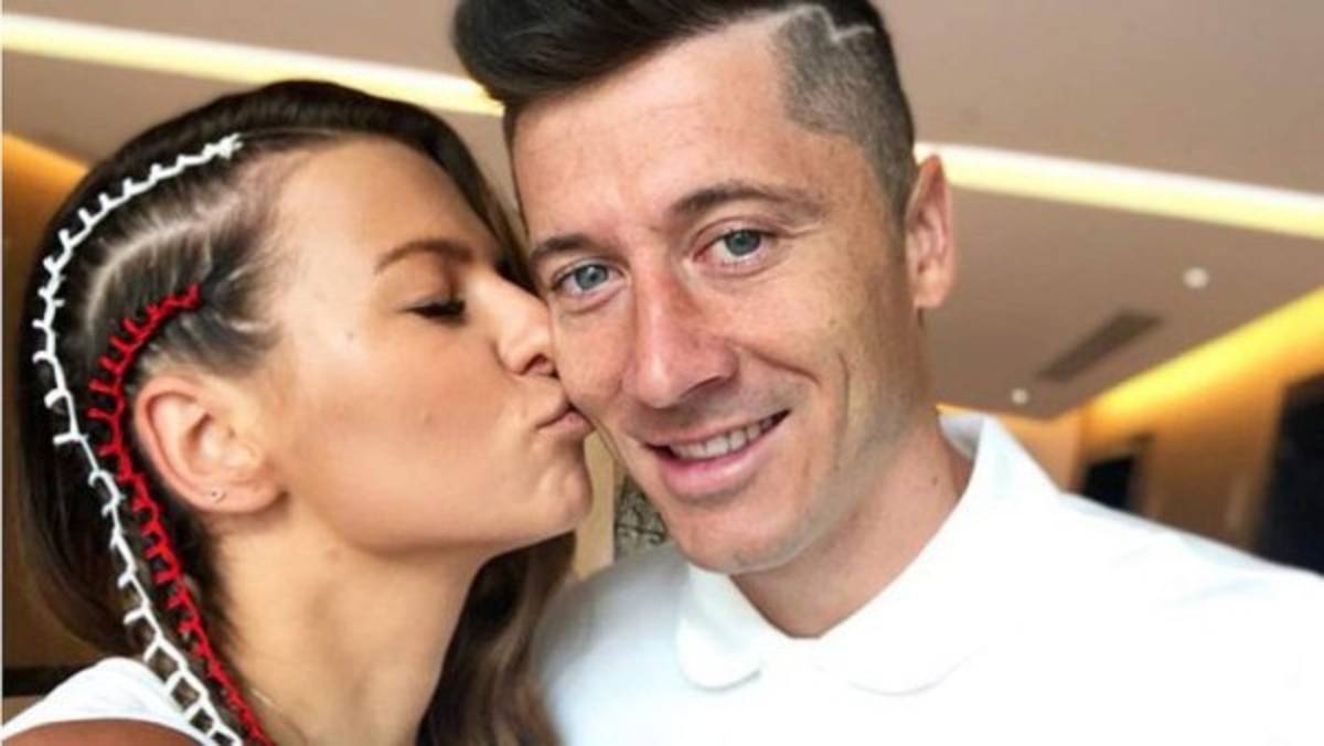 Momento romántico del Mundial: Lewandowski buscó a su novia y fue consolado tras la derrota