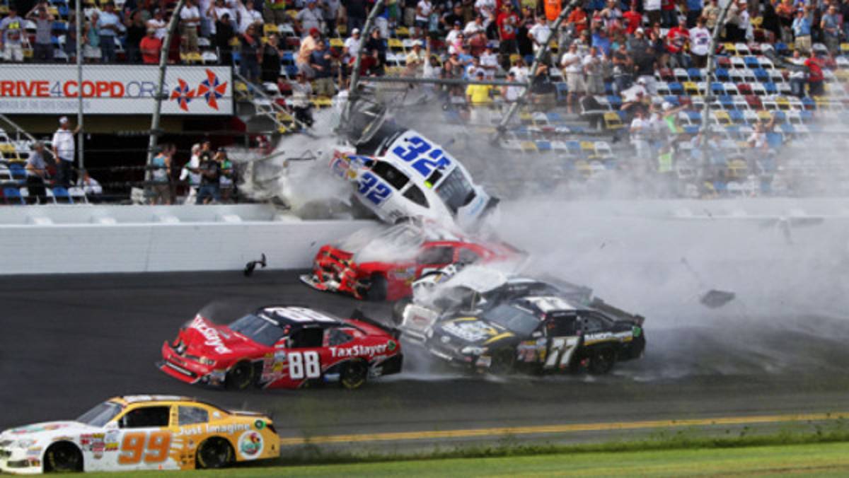 VIDEO: Impactante choque de Nascar deja aficionados heridos