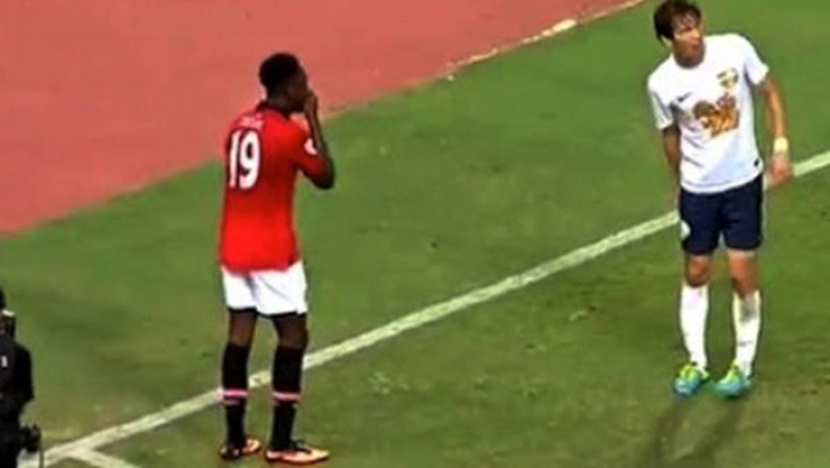 VIDEO: Welbeck realiza una de las peores jugadas de la historia
