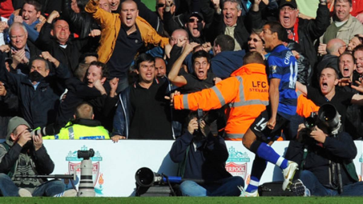 Chicharito salva el invicto del Manchester