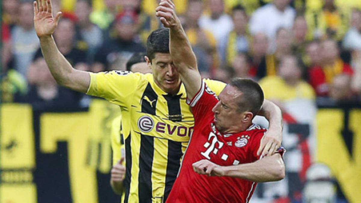 VIDEO: Ribery se salvó de la roja por codazo contra Lewandowski