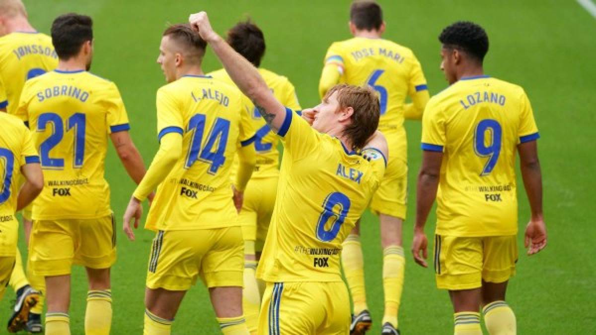 Fotos: Messi frustrado, Choco Lozano festejando con jugadores del Cádiz y tapada de Ledesma