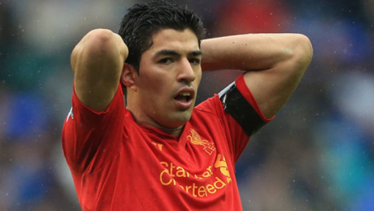 Luis Suárez acepta la sanción por morder a Ivanovic