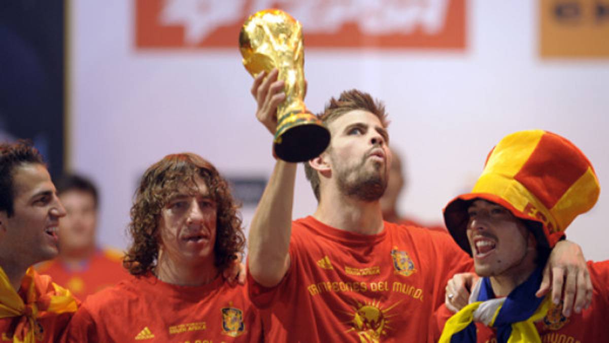 Piqué bromea escupiendo a delegado